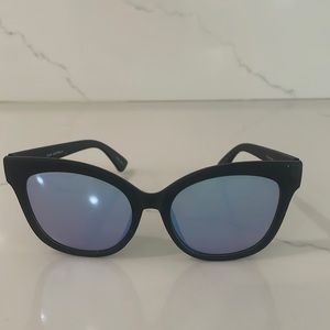 Like new Quay oversized cat eye sunnies